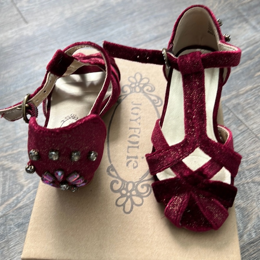 Joyfolie Noelle Kitten Heel Burgundy Toddler size 7/8. Excellent condition.